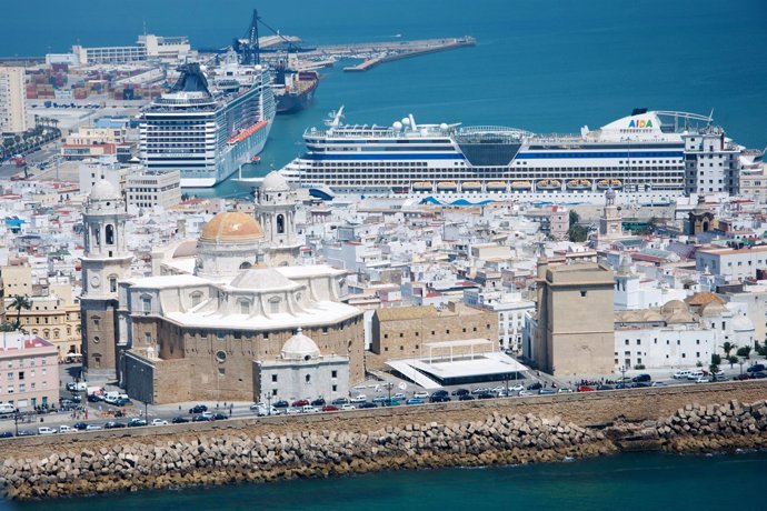 Cruceros en el puerto de Cádiz