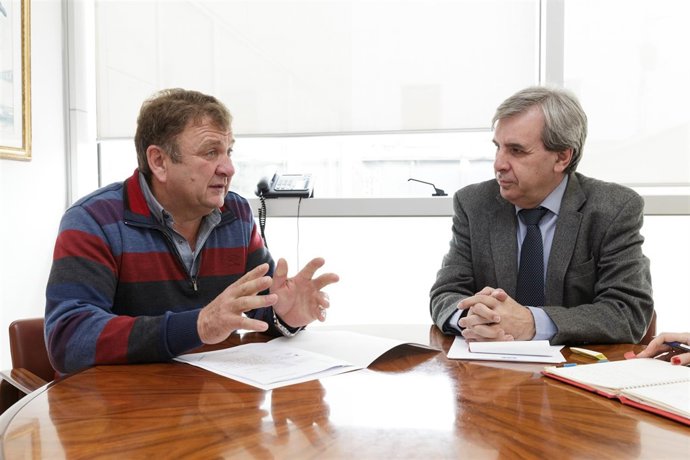 De la Sierra con el alcalde de Valdáliga