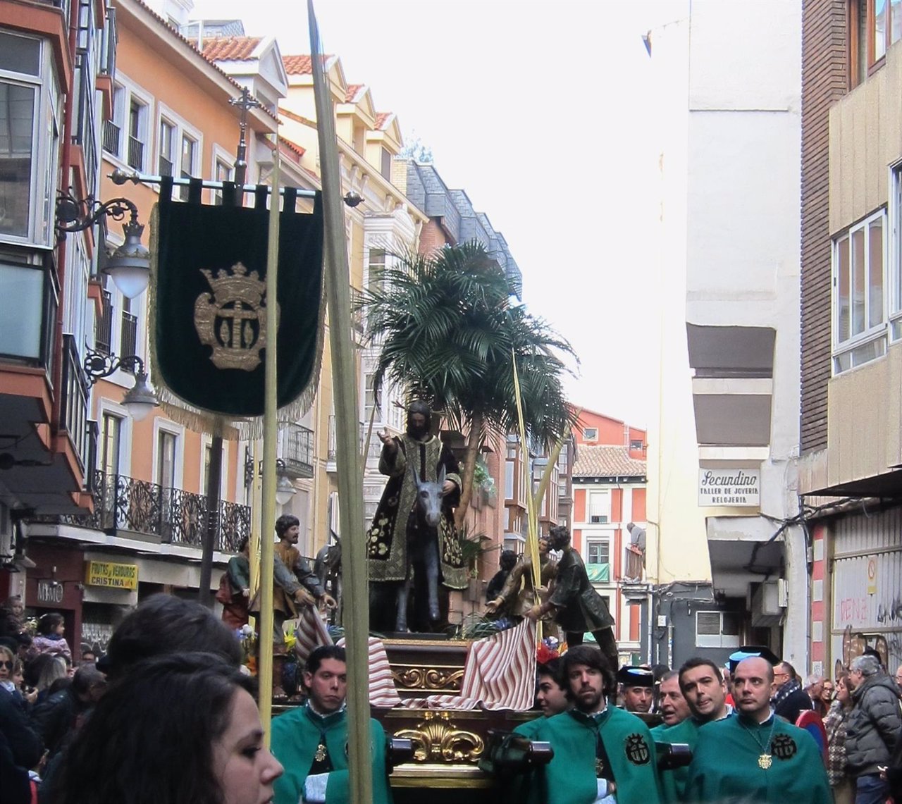 La Borriquilla desfila por las calles de la capital castellanoleonesa