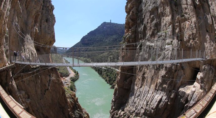 Puente colgante del caminito del rey en Álora.