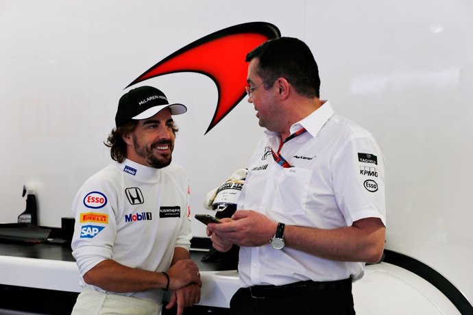Fernando Alonso con Éric Boullier en  Russian Grand Prix