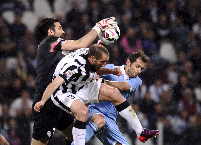 Juventus y Lazio juegan la Supercopa de Italia. Buffon atrapa un balón aéreo.