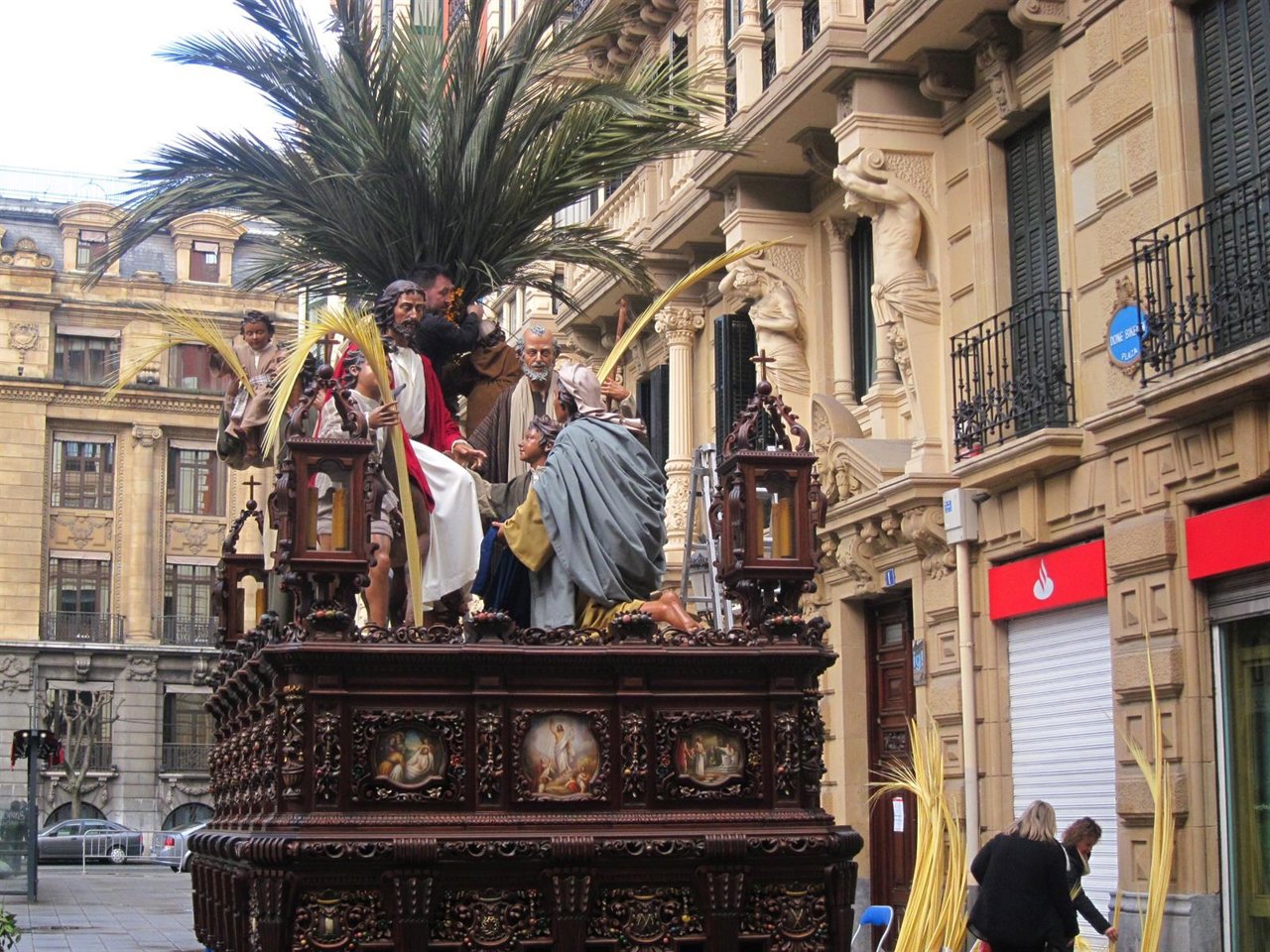 Preparando el paso frente a la Iglesia de San Vicente