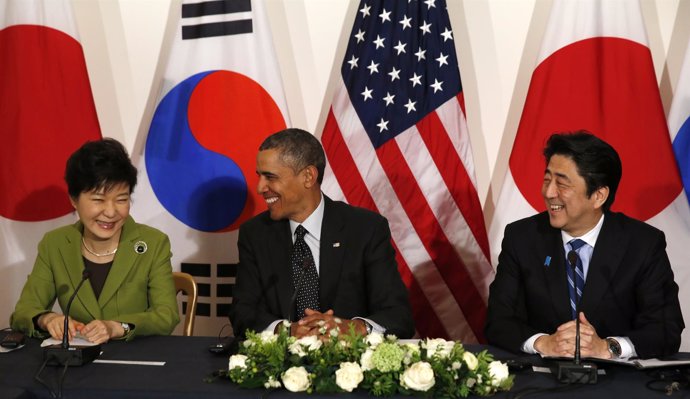 Obama, Park y Abe en una reunión de 2014