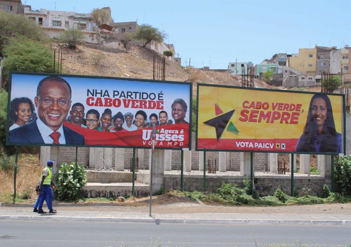 Carteles electorales antes de las legislativas en Cabo Verde