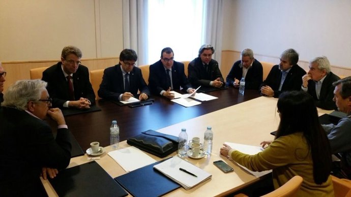 El pte.C.Puigdemont preside el seguimiento del accidente de autocar de Freginals