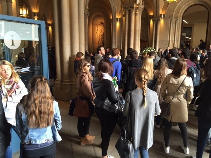 Estudiantes recuerdan en la UB a las 13 fallecidas en Tarragona