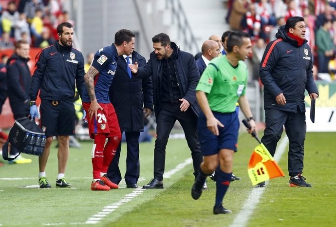 José María Giménez se lesiona en El Molinón
