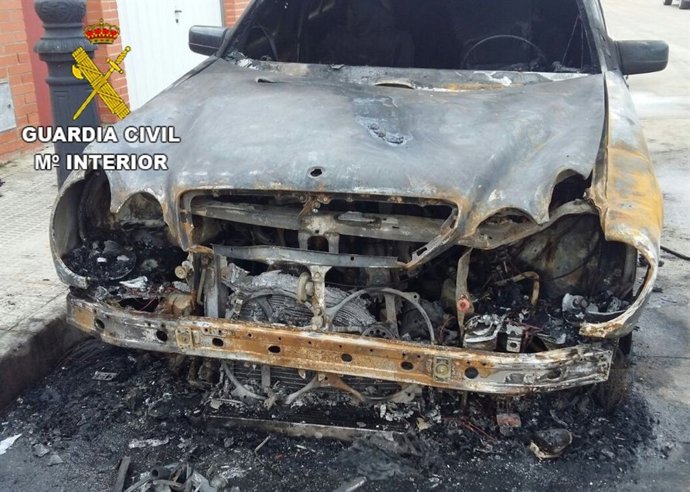 Uno de los vehículos incendiados. 