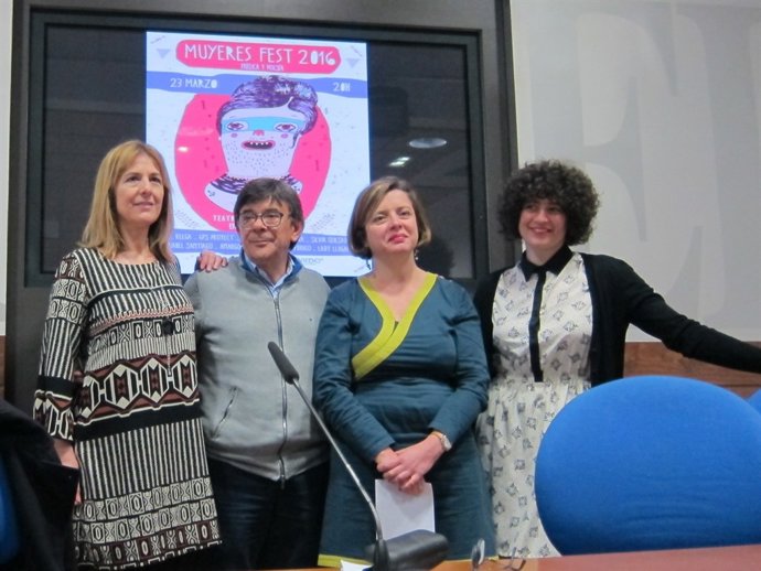 Los ediles Marisa Ponga, Roberto Sánchez Ramos y Ana Taboada con Mariajo Baudot