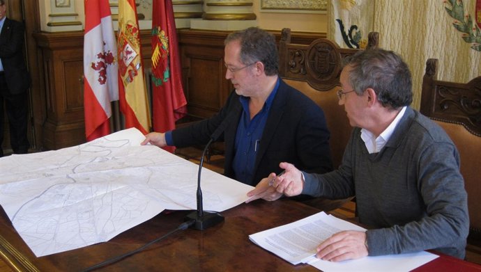 Manuel Saravia, acompañado por un técnico del área de Urbanismo