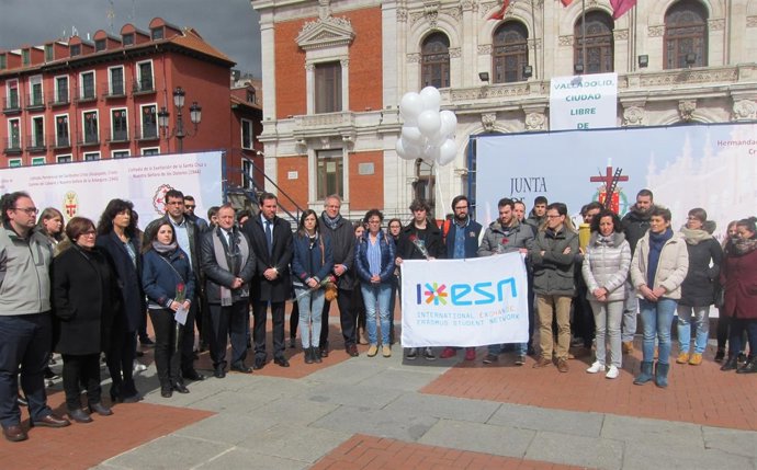 Autoridades y miembros del IESN en la concentración en recuerdo a las víctimas