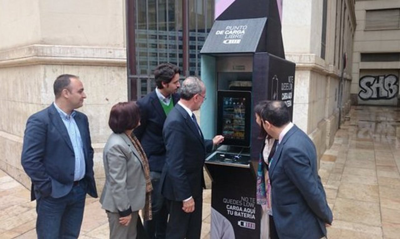 De la Torre, Ruiz Espejo y Almanzor (Telefónica) iUrban cabinas recarga móviles