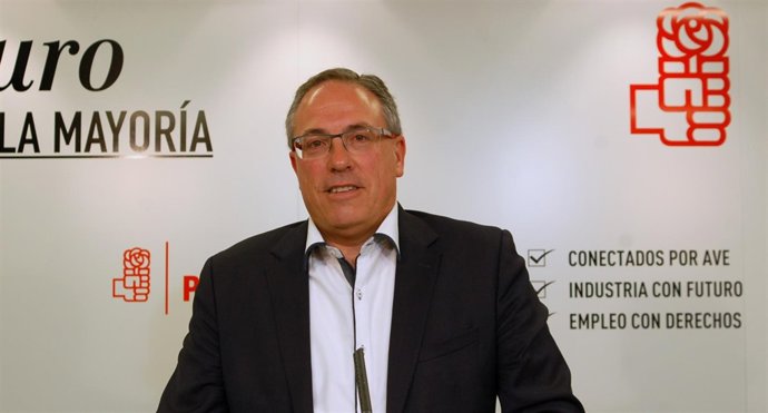 El senador del PSOE, Francisco Martínez Aldama, en rueda de prensa