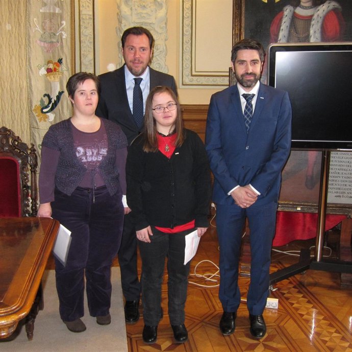 El alcalde de Valladolid, el presidente de Down Valladolid y dos jóvenes
