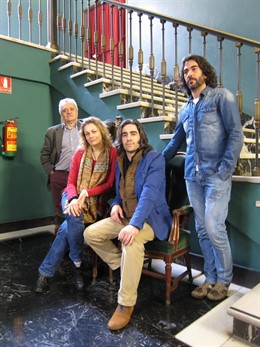 Los actores de la compañía Dama de Noche, este lunes en el Principal