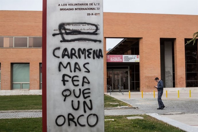 Insultan a Carmena en el monumento a las Brigadas Internacionales de la UCM