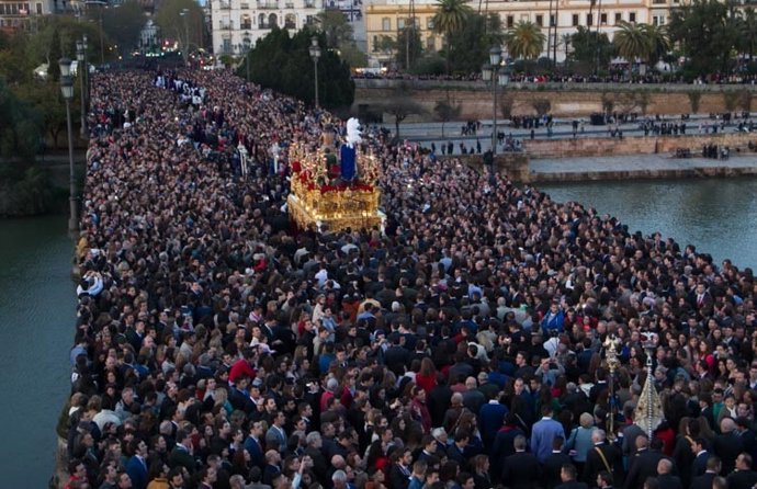 Aglomeración en el puente de Triana.