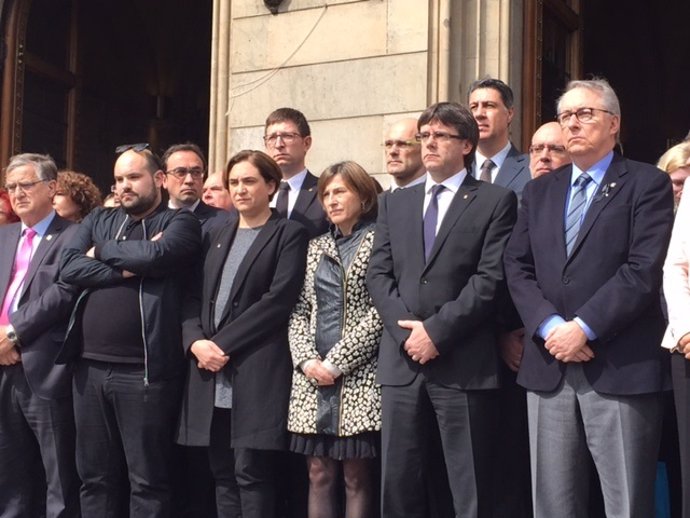 Minuto de silencio en la UB por las 13 fallecidas en Tarragona