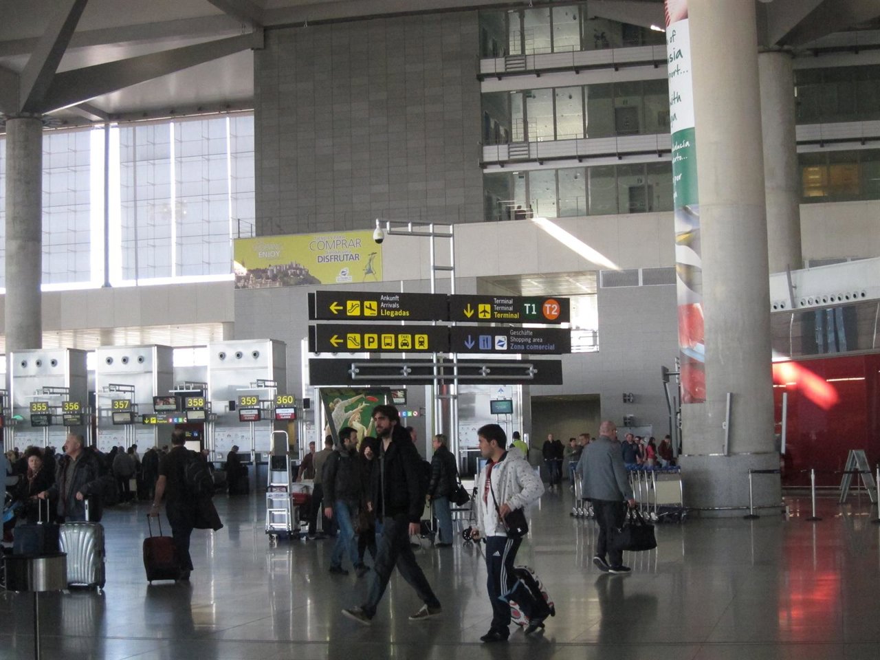 Aeropuerto de málaga turismo turistas viajeros vuelos málaga costa del sol