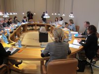 BNG y AGE acusan a Feijóo de “hacerse de rogar” para las gallegas