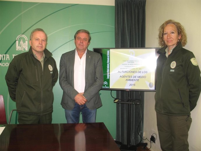 Ortega (c), en el balance de la actividad de los agentes de Medio Ambiente.