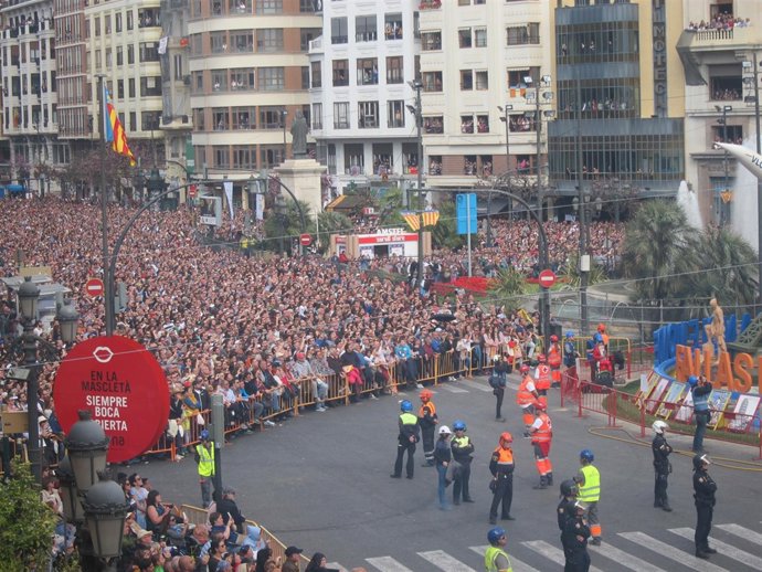 Imagen del público asistente a una 'mascletà' de las Fallas de 2016