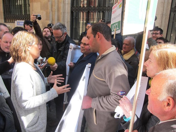  Milagros Marcos Habla Con Ganaderos Afectados En Salamanca