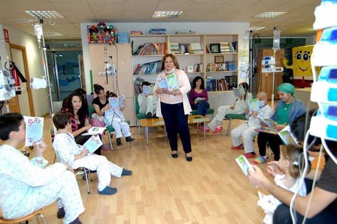 Un grupo de niños celebran el Día Mundial de la Poesía