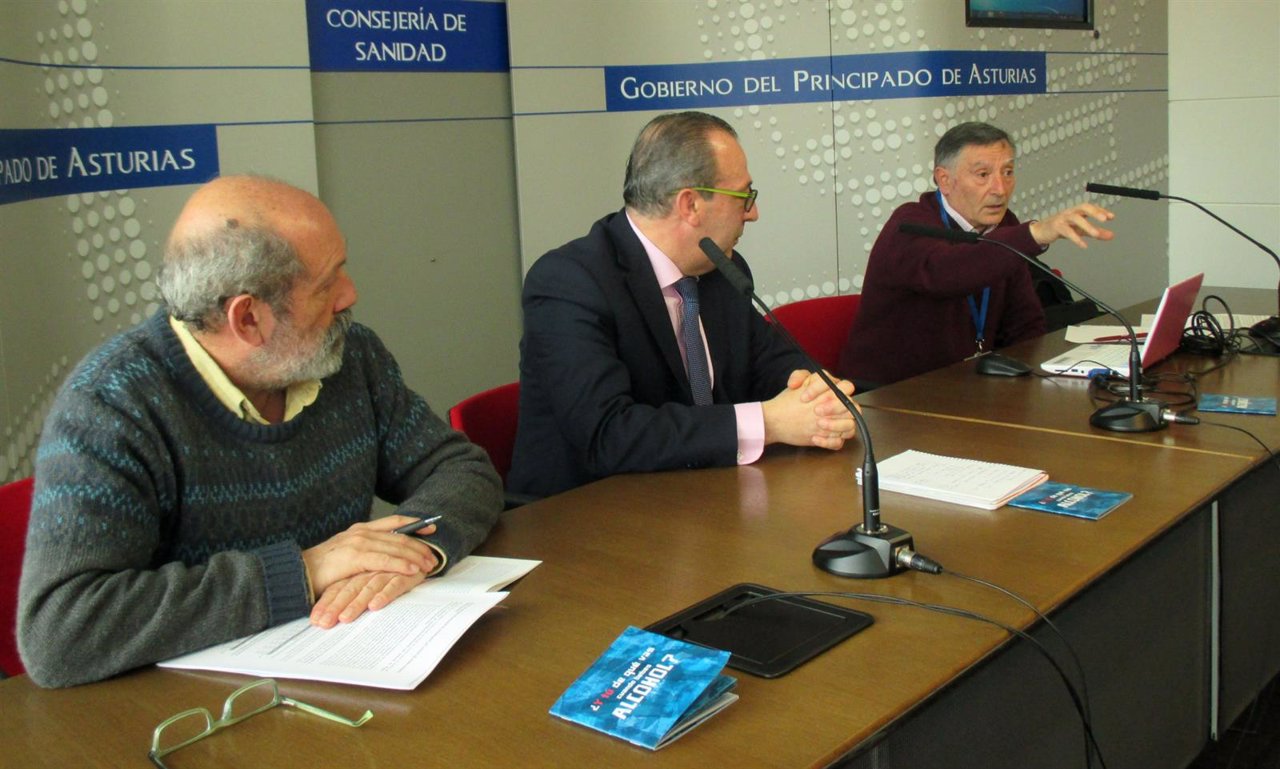 Por la izquierda, Hevia, Molejón y Rivas, en la rueda de prensa. 