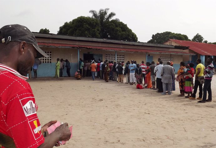 Gente esperando a votar en las presidenciales en República del Congo