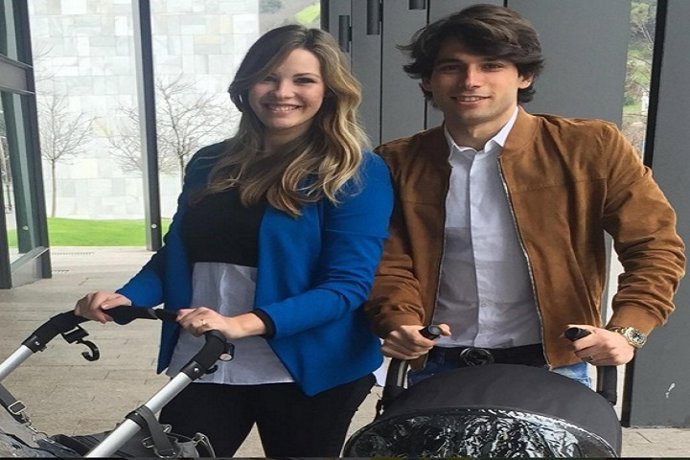 Jessica Bueno y Jota, paseo con lso pequeños