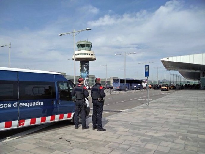 Los Mossos refuerzan el aeropuerto tras los atentados de Bruselas