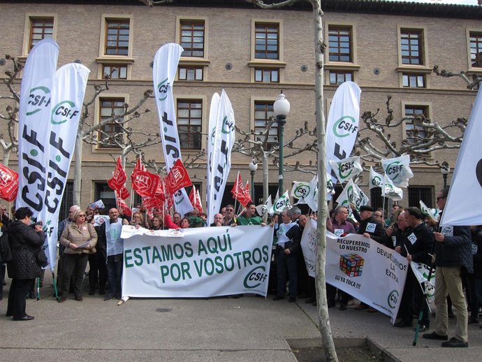 Concentración de CSIF y UGT para exigir la devolución de la extra de 2012