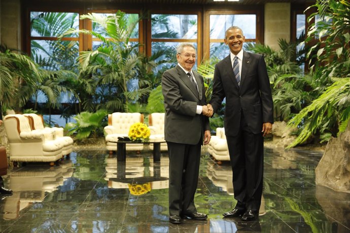 Raúl Castro recibe a Obama en el Palacio de la Revolución