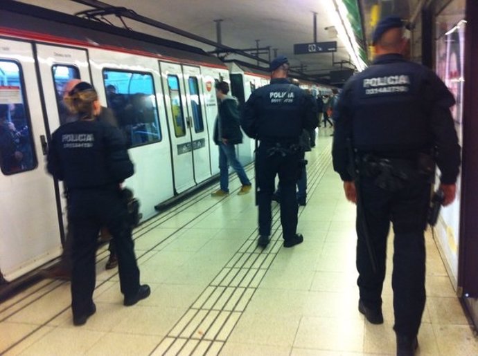Los Mossos d'Esquadra patrullan en el Metro de Barcelona