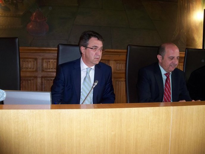  Juan Martínez Majo (Izquierda) Junto Al Vicepresidente, Francisco Castañón