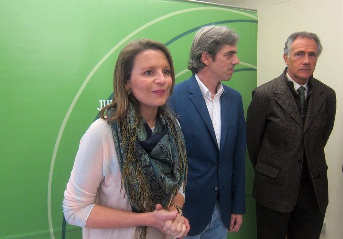 Ana Cobo, junto Andrés Rodríguez y Tomás Membrado, de Pradolivo.