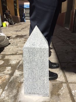 Bolardos denunciados por el PP.