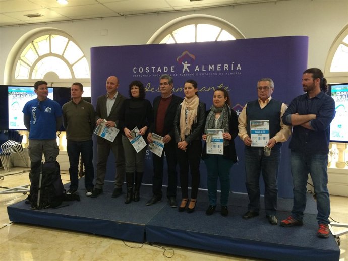 La diputada ha entregado las credenciales a los municipios participantes. 