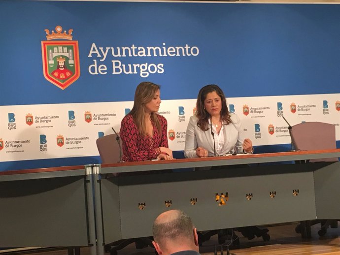 Carolina Blasco (izq) y Lorena Ruiz en rueda de prensa