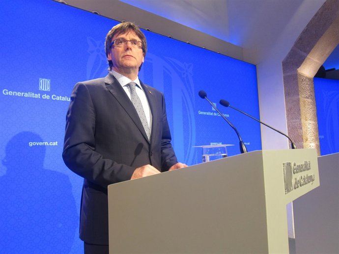 El presidente de la Generalitat, Carles Puigdemont, en rueda de prensa
