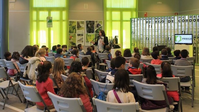 Un grupo de niños asisten a la 'Escuela de Cata'