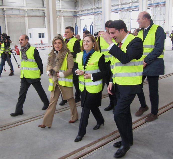 La ministra Ana Pastor, en su visita al complejo de talleres de Valladolid