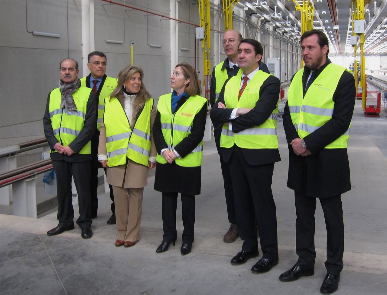 Autoridades presentes en la visita a los nuevos talleres de Renfe