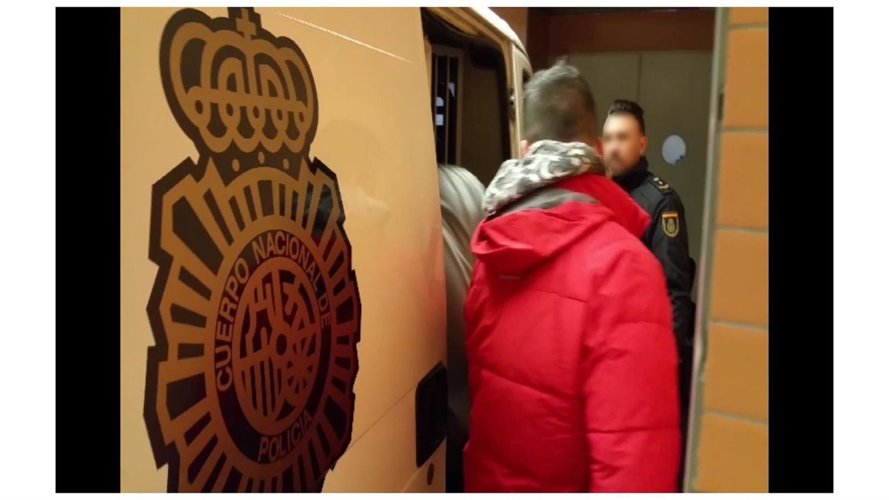 Uno de los detenidos en un furgón policial