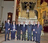 De Llera y Villalobos realizan una ofrenda floral a la hermandad de El Cerro del Águila