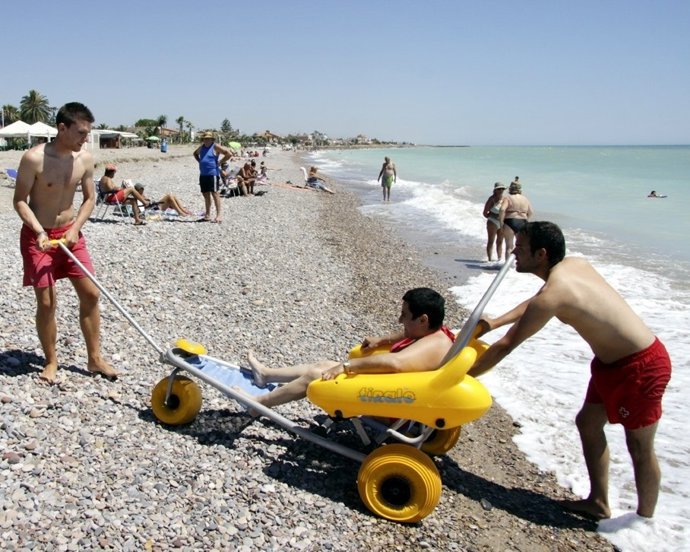 Imagen de un punto accesible para el baño en una playa de la Comunitat