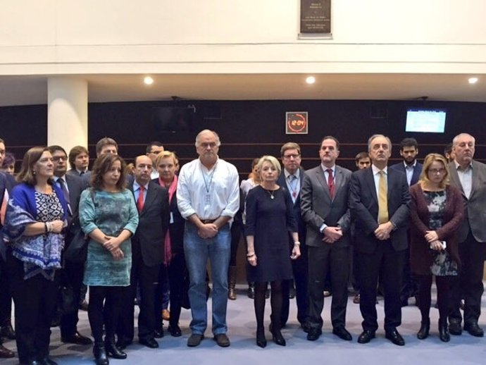 Eurodiputados concentrados por los atentados de Bruselas 
