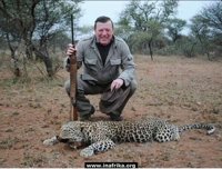 Una foto en Twitter de César Cadaval con un leopardo desata la polémica